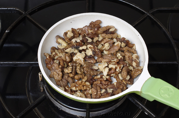 Салат с курицей, черносливом и грецкими орехами